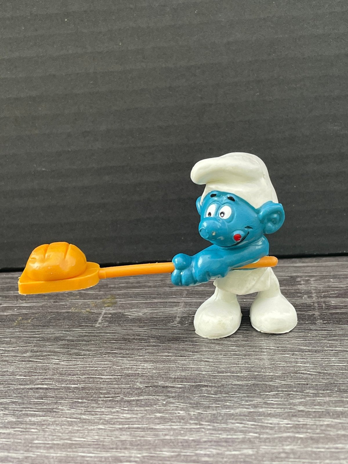 Smurf met brood op schep - Vintage Smurfen figuur, Ophalen of Verzenden, Gebruikt, Boerensmurf, Poppetje, Figuurtje of Knuffel