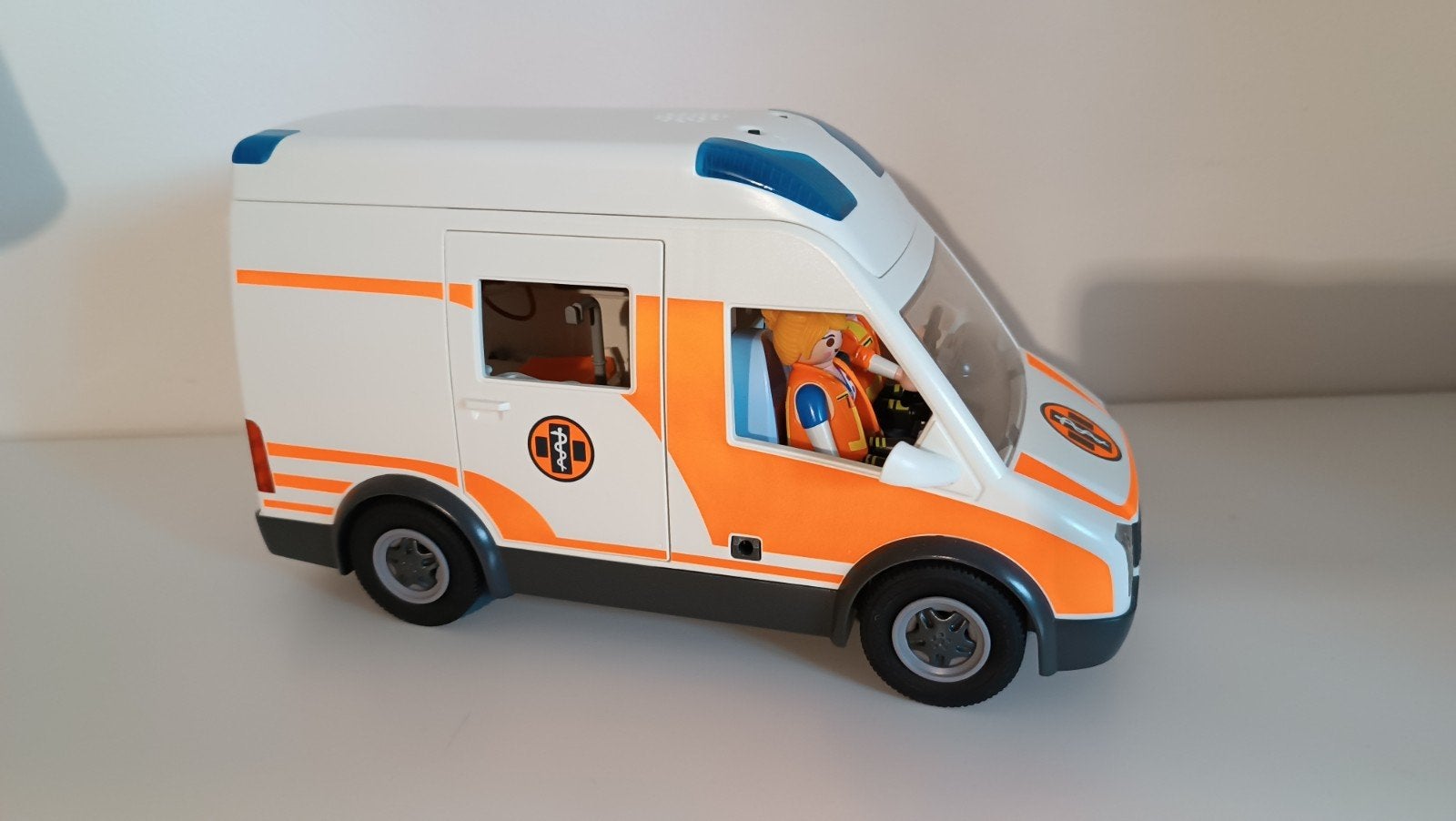 Z.g.a.n. Playmobil 70049 City Life ambulance met zwaailicht, Ophalen of Verzenden, Zo goed als nieuw