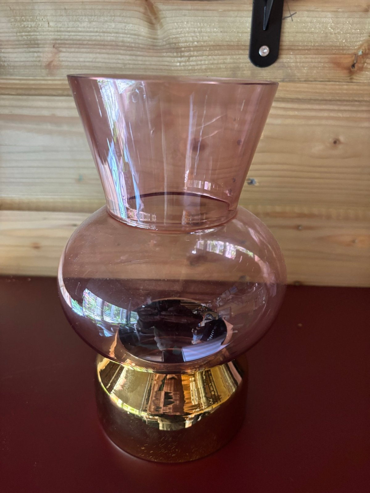 Stijlvolle roze glazen vaas met gouden voet, Ophalen of Verzenden