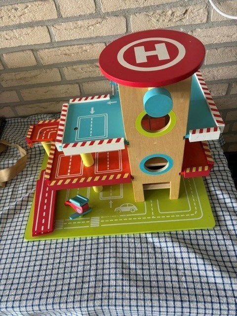 Houten Garage en Heli parking hout, Kinderen en Baby's, Speelgoed | Houten speelgoed, Ophalen, Zo goed als nieuw