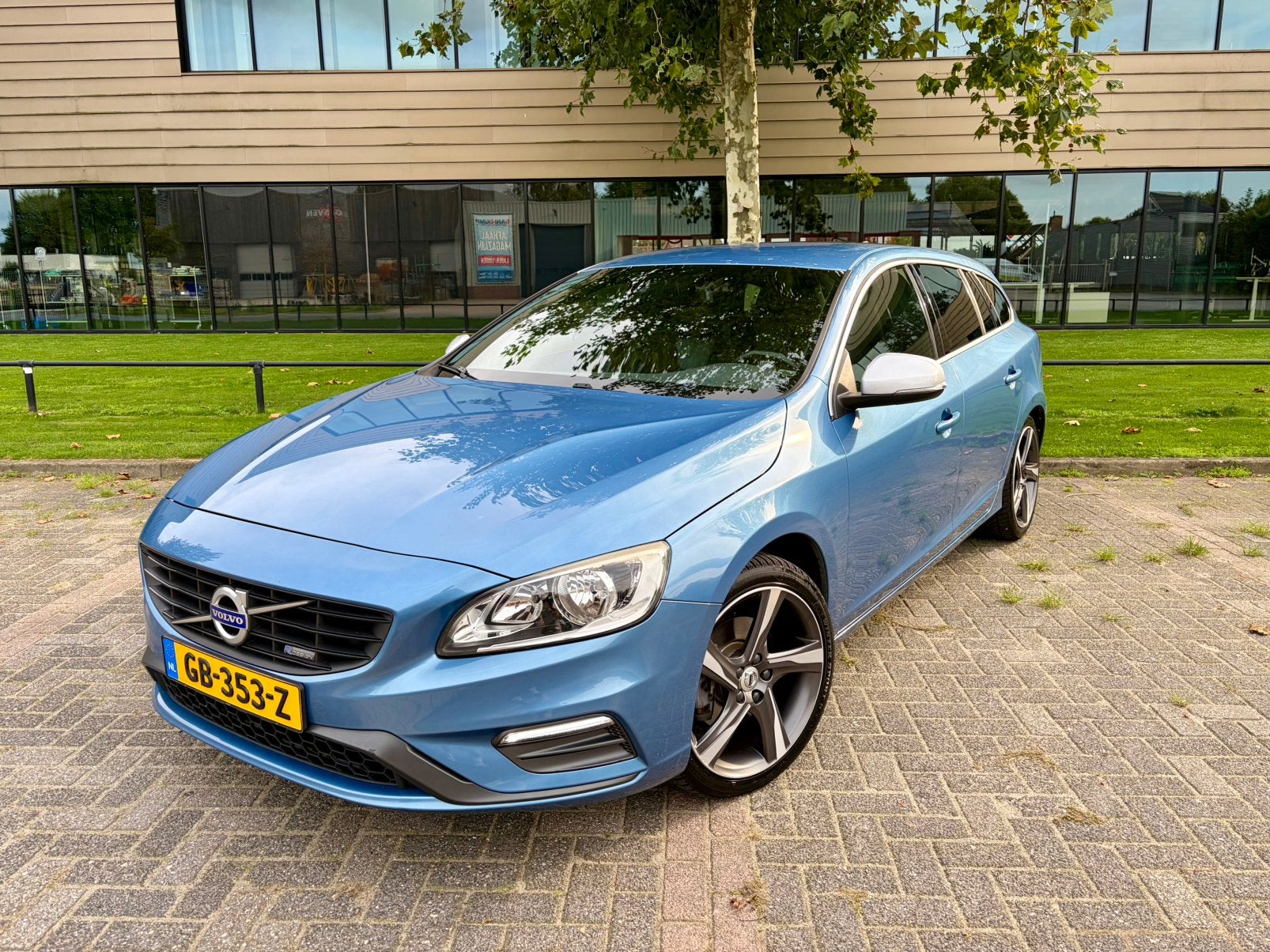 Volvo V60 T3 150 pk R-Design 2015 | Automaat | Trekhaak, 1596 cc, 4 cilinders, Blauw, Particulier