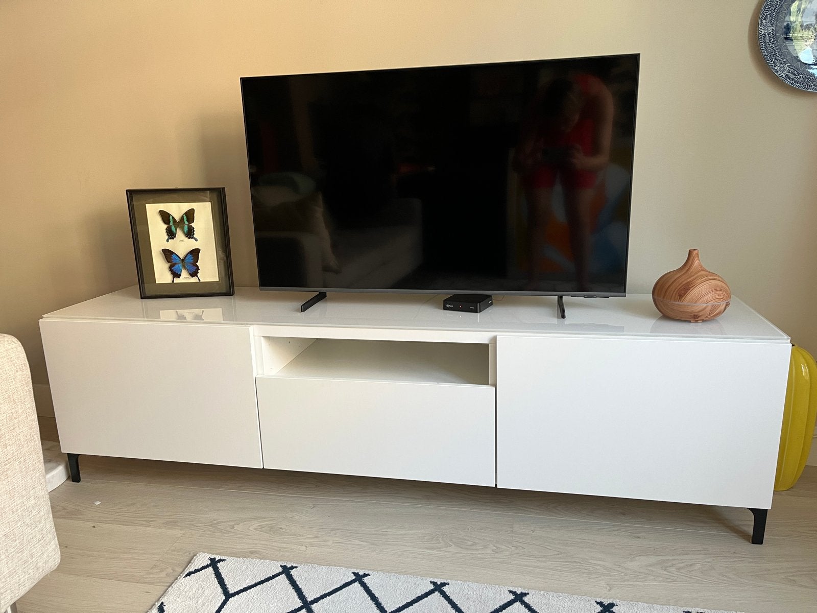 Modern wit tv-meubel met opbergruimte, Huis en Inrichting, Kasten | Televisiemeubels, Ophalen, Kunststof, 150 tot 200 cm, Zo goed als nieuw