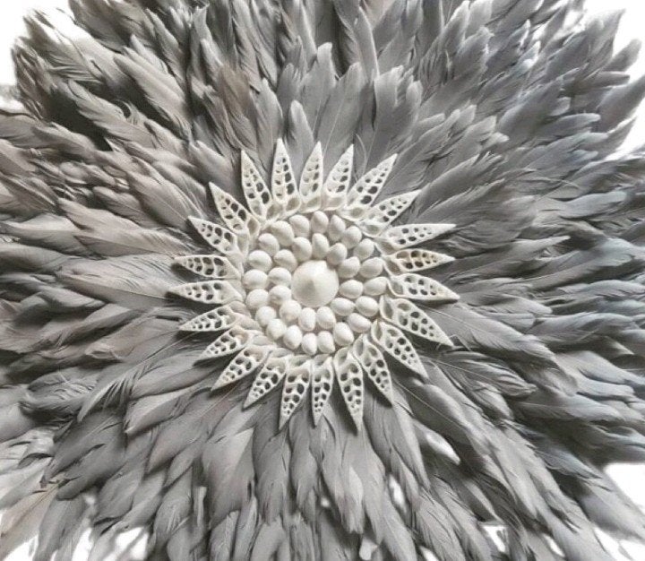 Luxe Handgemaakte Juju Hat 60 cm – Grijs – Veren Wanddecorat, 60 cm, Nieuw, Ophalen of Verzenden, Natuurlijk materiaal