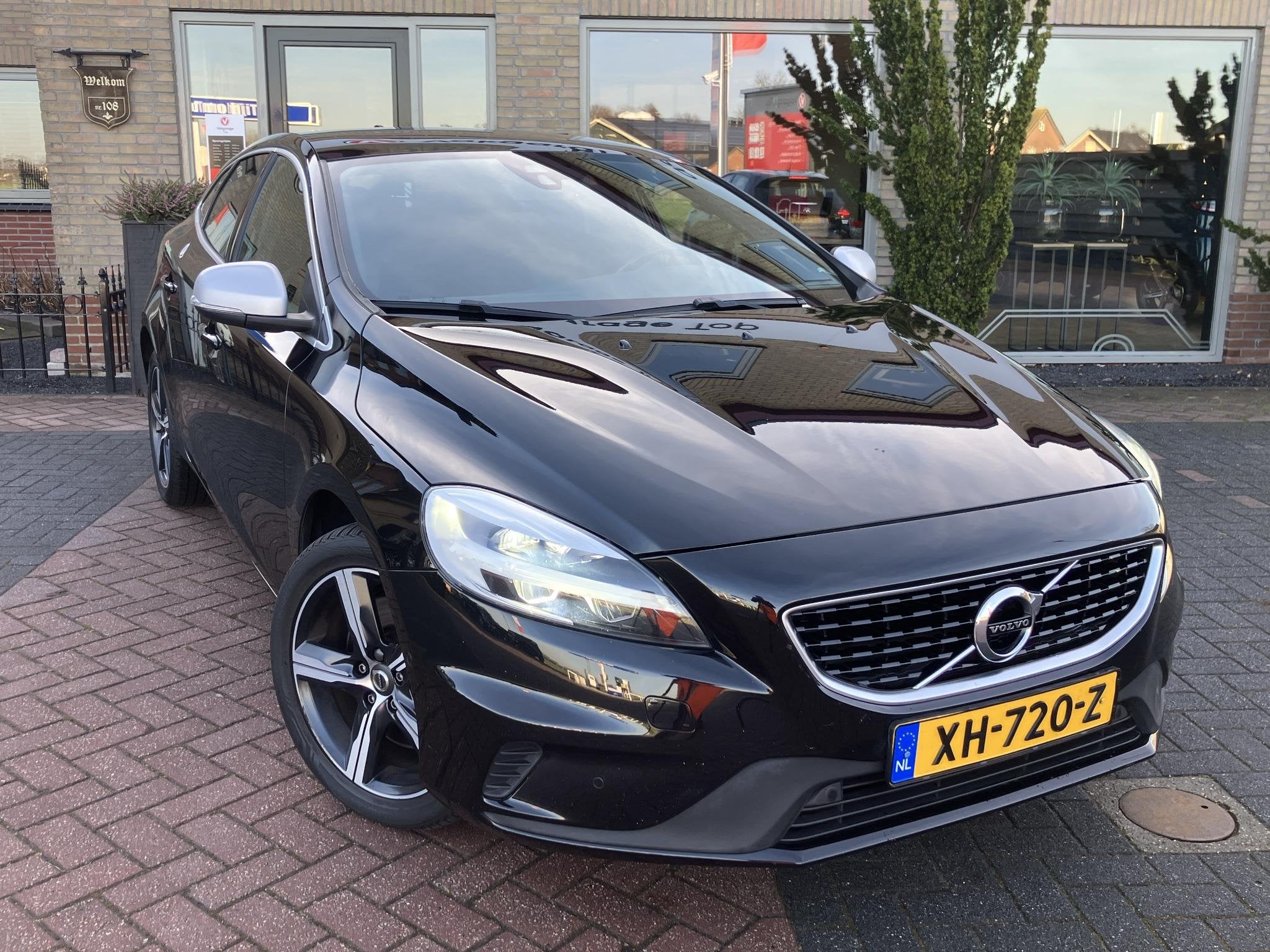 Volvo V40 1.5 T3 Polar+ Sport | R-Design | Pano | Leder | NA, Euro 6, 4 cilinders, 700 kg, Zwart