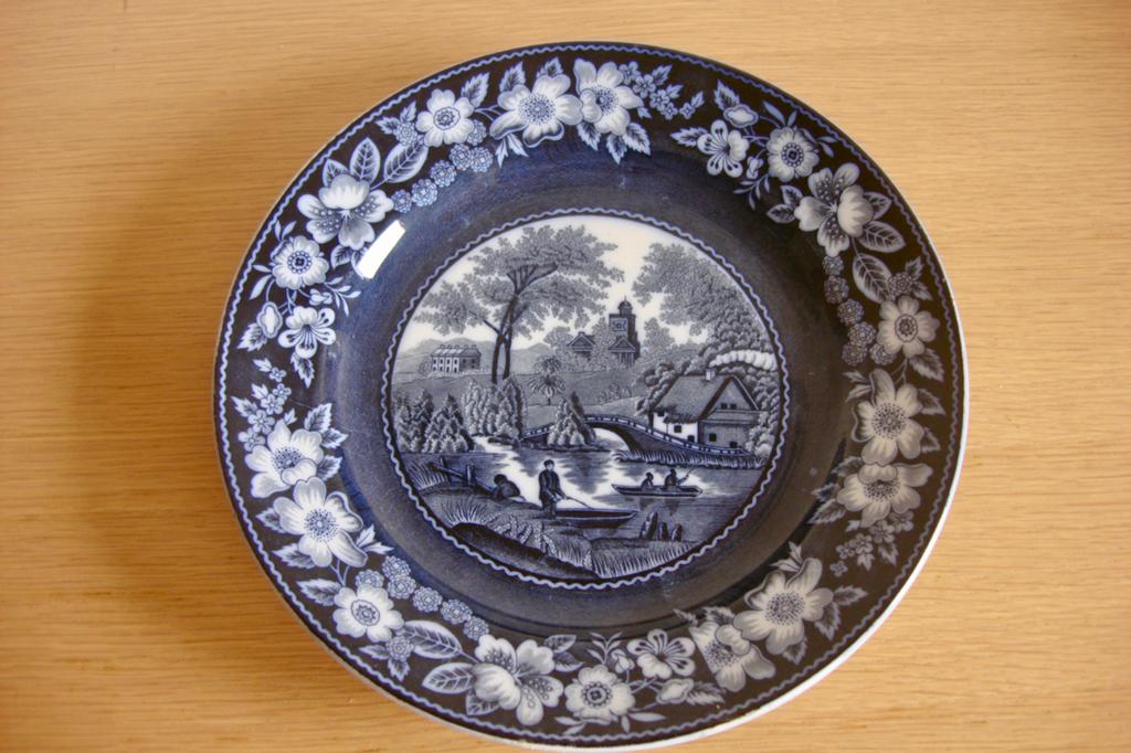 REGOUT. TWEE ANTIEKE BORDEN WILD ROSE, Antiek en Kunst, Ophalen of Verzenden