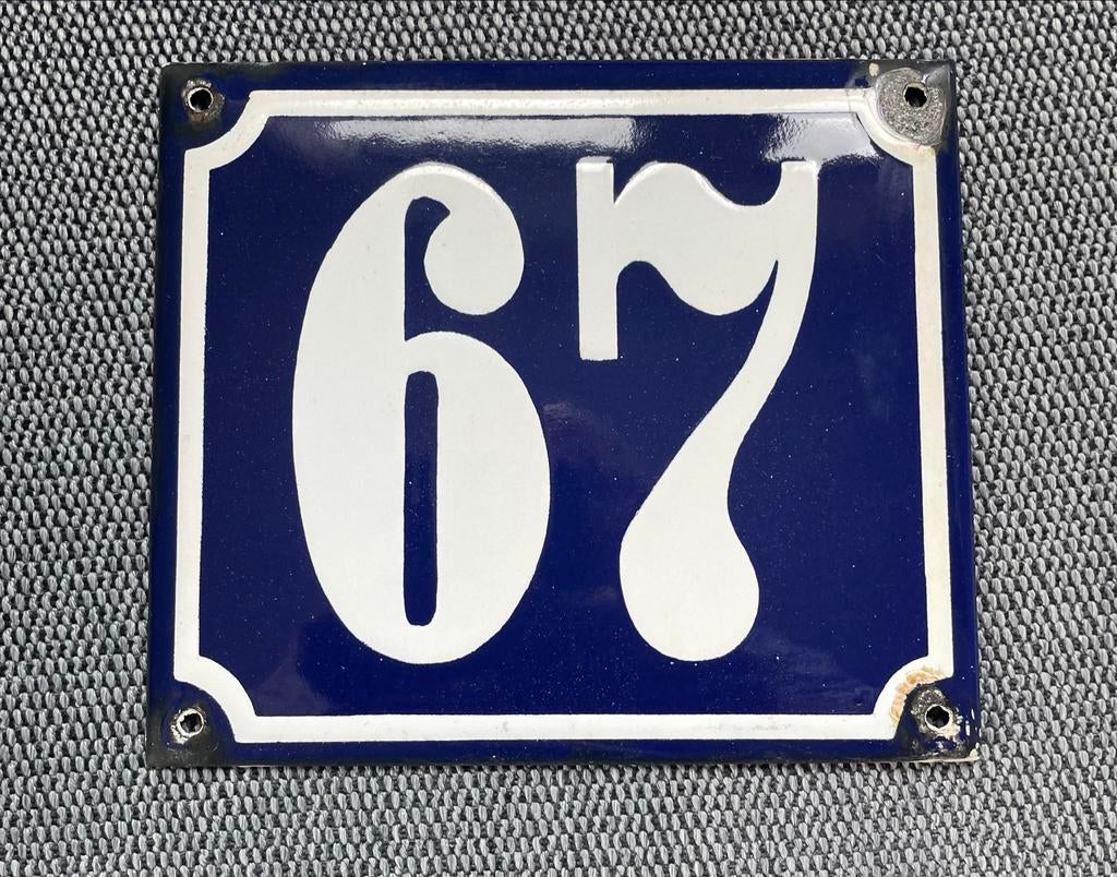 Blauw emaille huisnummer 67, Ophalen of Verzenden