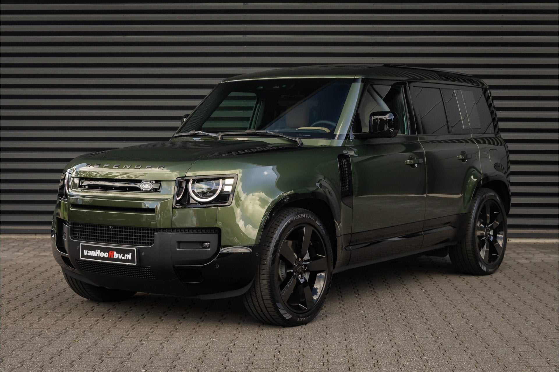Land Rover Defender 110 2.0 P300e 110 X-Dynamic HSE Pano 22, Automaat, Automatische klimaatregeling, Gebruikt, Euro 6