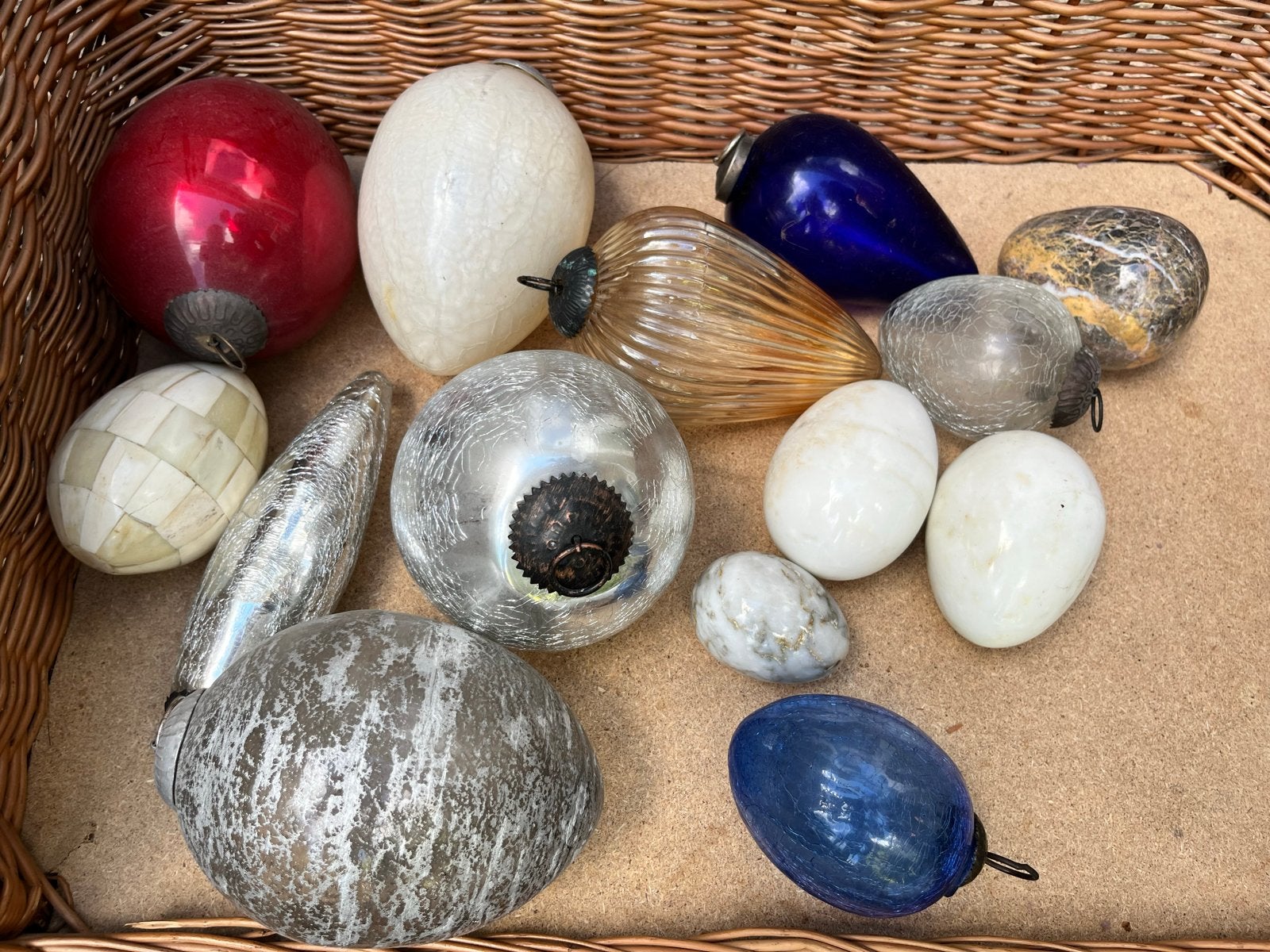 Decoratieve heksenballen en stenen eieren, Ophalen