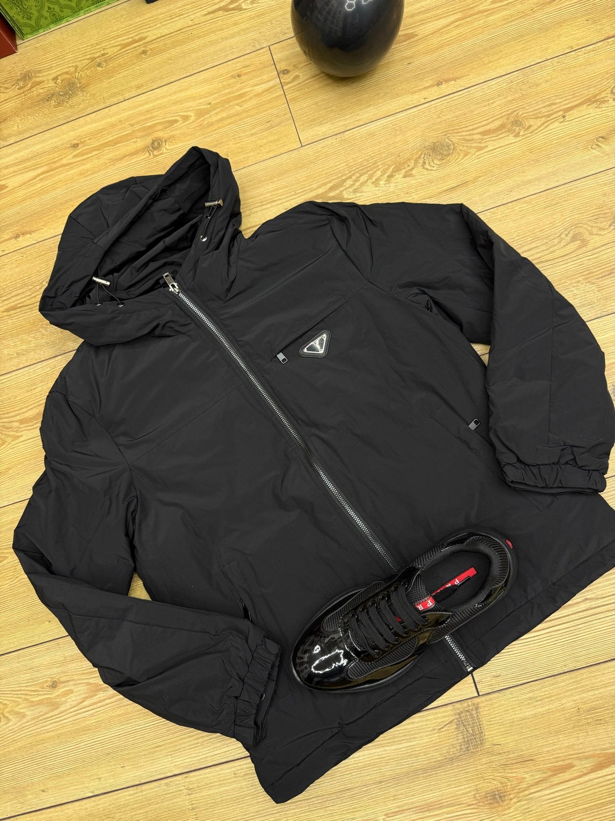 Prada Zwarte Jas met Capuchon, Ophalen of Verzenden, Zo goed als nieuw, Maat 38/40 (M), Zwart