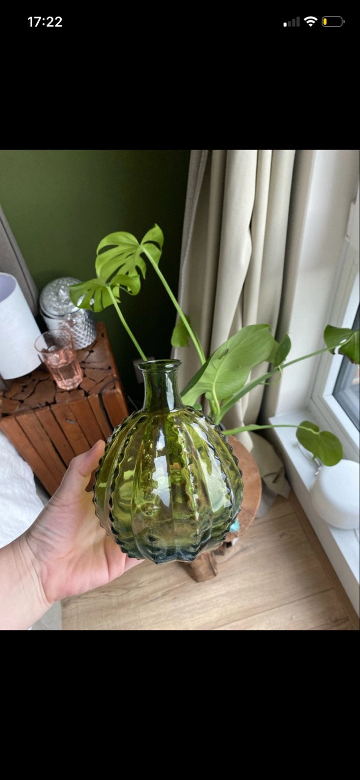 Groene glazen vaasje met ribbels, Antiek en Kunst, Antiek | Vazen, Ophalen of Verzenden
