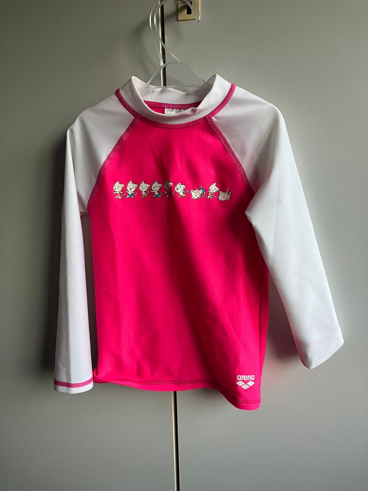 Nieuwe Arena UV shirt + hoedje fuchsiaroze, Kinderen en Baby's, Babykleding | Baby-zwemkleding, Nieuw, Ophalen of Verzenden, Zwem-accessoire