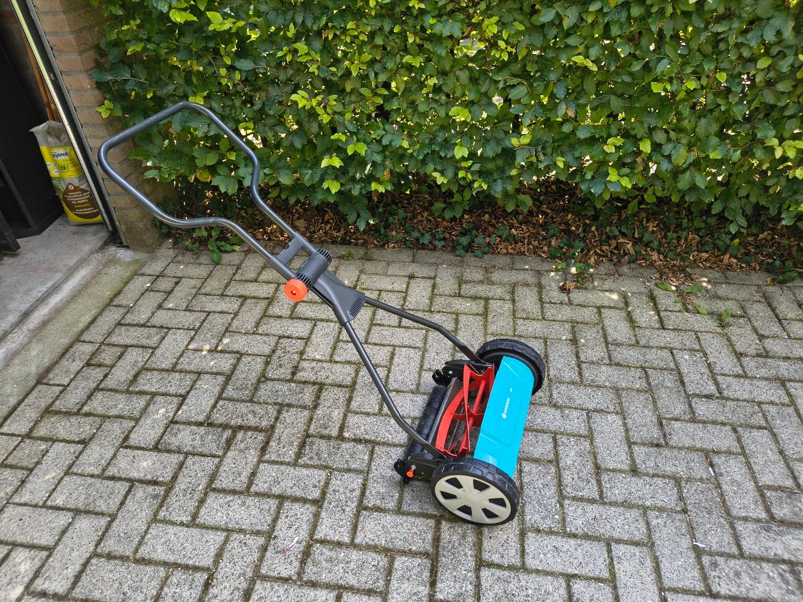 Gardena 330 handgrasmaaier met opvangzak - 1 jaar gebruikt, Ophalen, Handgrasmaaier, Zo goed als nieuw, Opvangzak