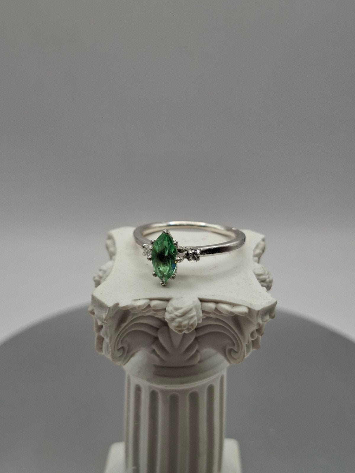Handgemaakte Zilveren Ring met Uranium Steen en Moissanite, Nieuw, Ophalen of Verzenden, Dame, Zilver