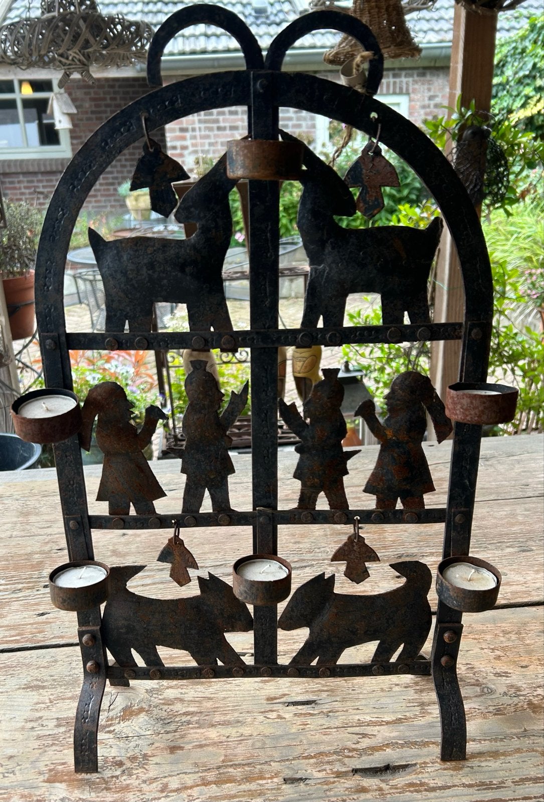 Antieke smeedijzeren Bastar kandelaar met figuren en dieren, Antiek en Kunst, Ophalen of Verzenden, Overige materialen