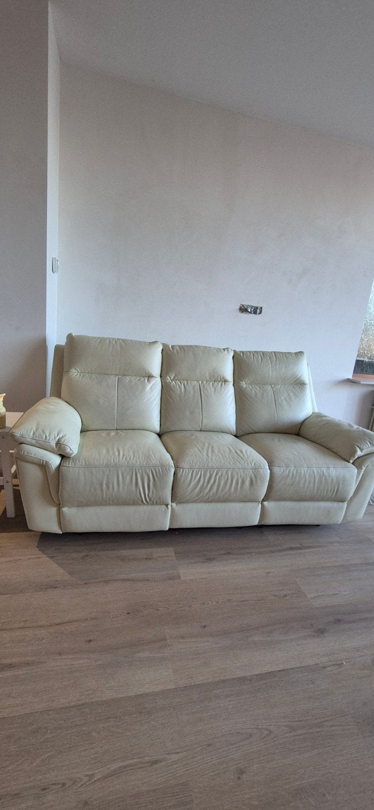 Comfortabele 3-zitsbank met relaxfunctie - Crème leer, Ophalen, Modern, Comfortabel, Gebruikt, Driepersoons