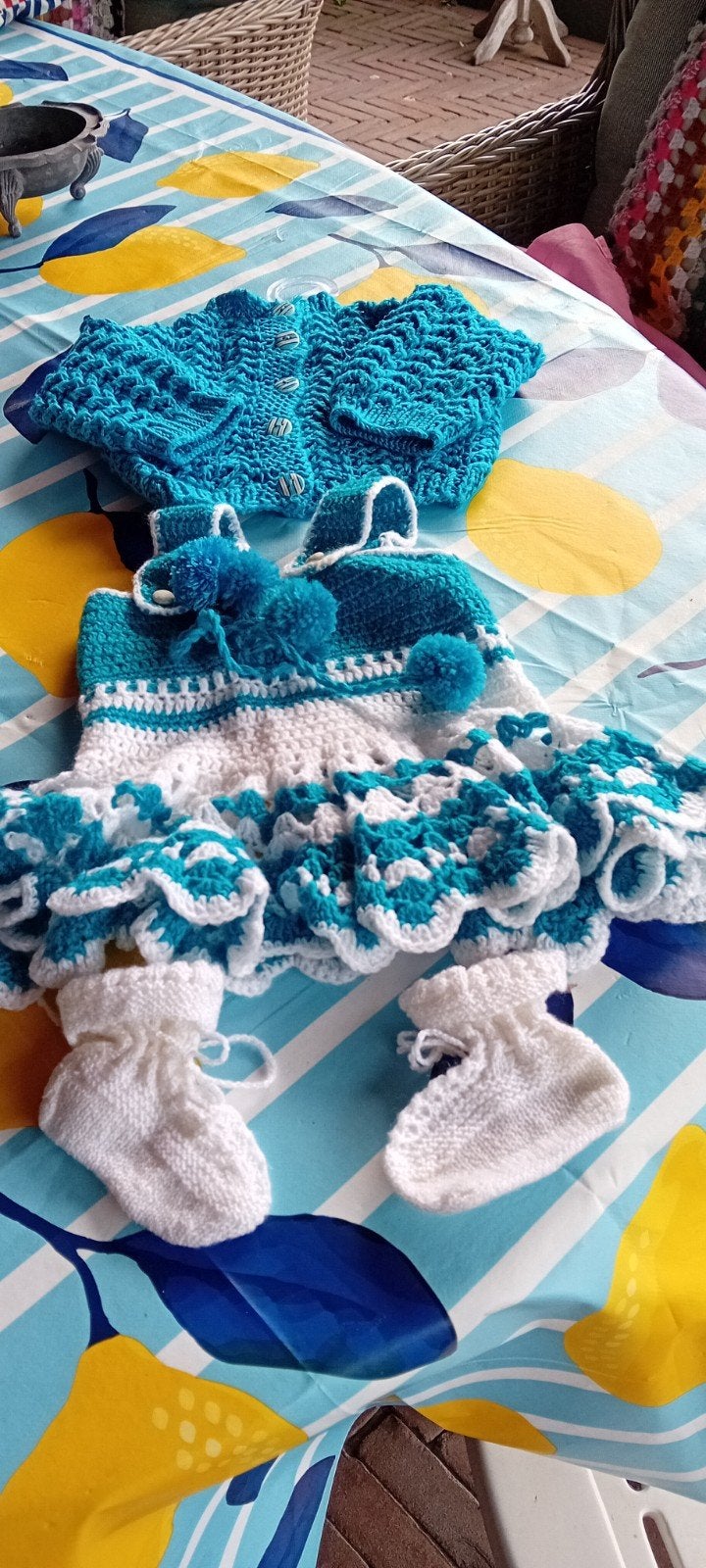 Gehaakte/gebreide poppenkleding: jurkje, vestje, sokjes, Ophalen