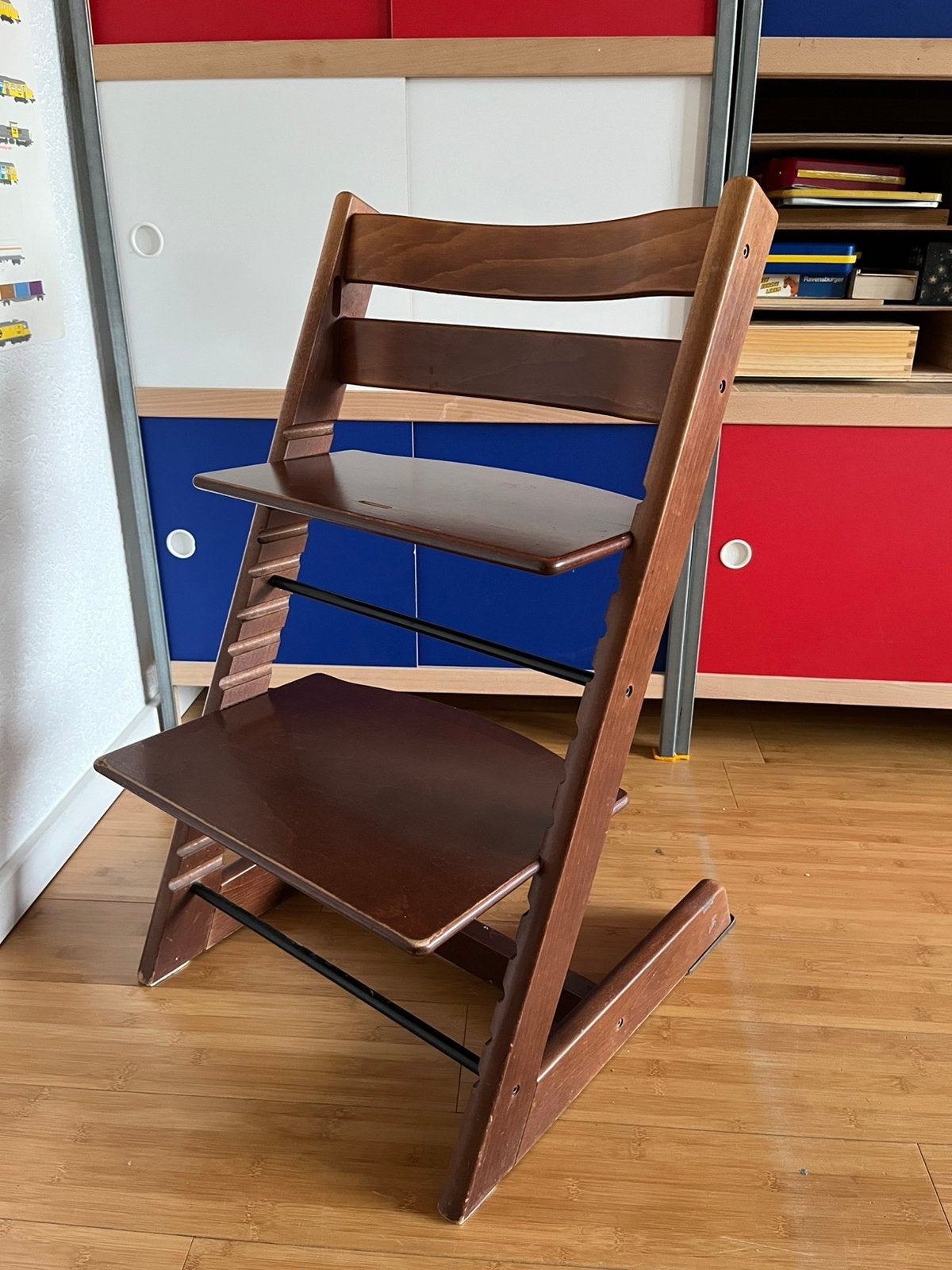 Stokke Tripp Trapp – Walnoot / Donkerbruin, Kinderen en Baby's, Ophalen, Gebruikt, Meegroeistoel, Aanschuifbaar