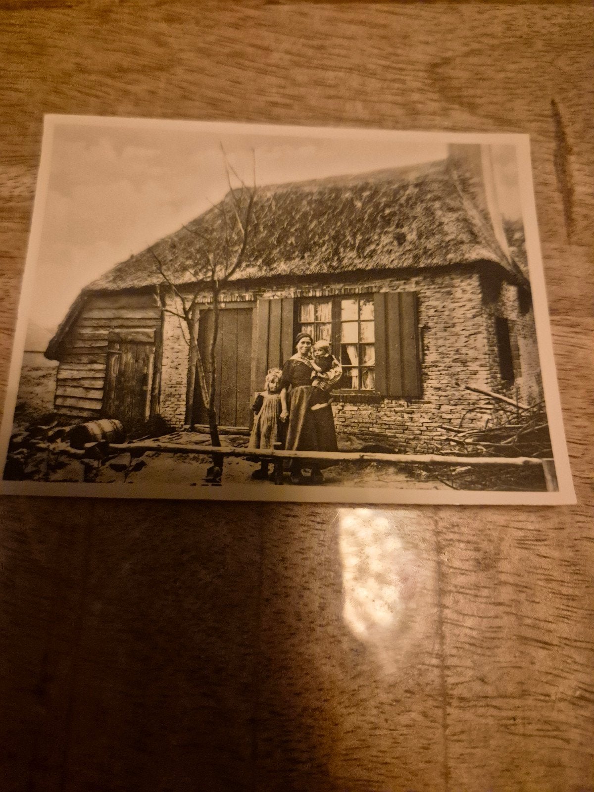 Boerin met kinderen bij boerderijtje - Vintage Foto, Gebruikt, Foto, Ophalen of Verzenden, Voor 1940