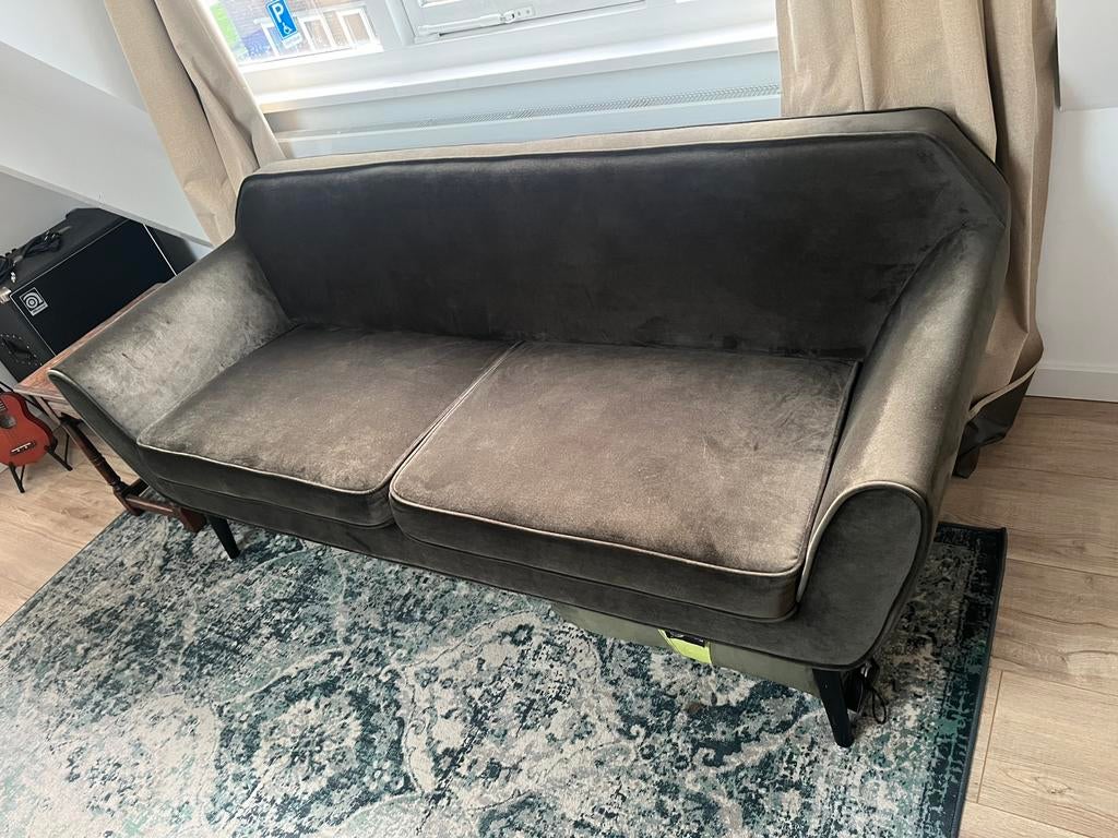 WOOOD Sofa Rocco: Velvet warm groen. Zo goed als nieuw!, Huis en Inrichting, Banken | Sofa's en Chaises Longues, Zo goed als nieuw