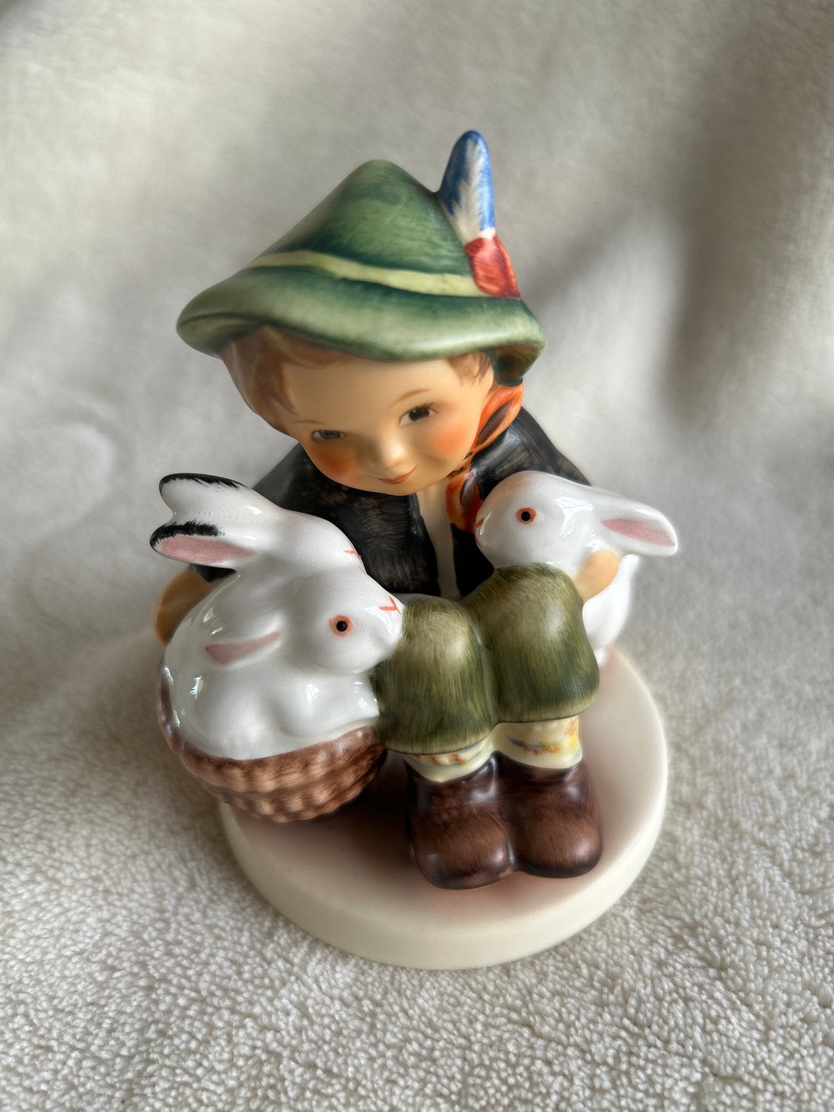 Hummel Goebel beeldje jongen met konijnen 1935, Verzamelen, Ophalen of Verzenden, Zo goed als nieuw, Hummel