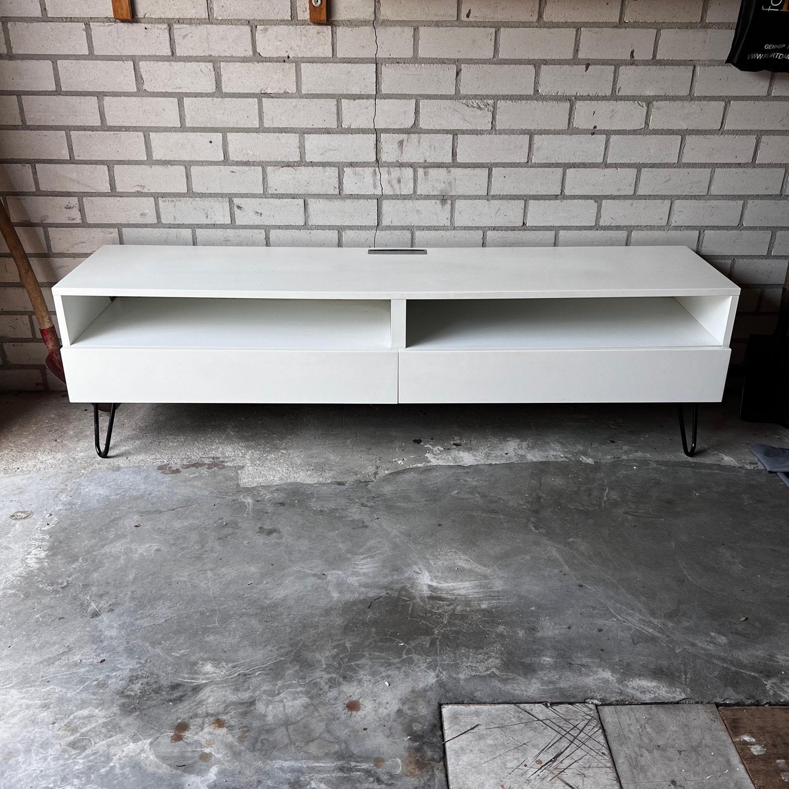 Witte tv meubel met kabelgat, Huis en Inrichting, Kasten | Televisiemeubels, Ophalen, Overige materialen, Gebruikt, 100 tot 150 cm