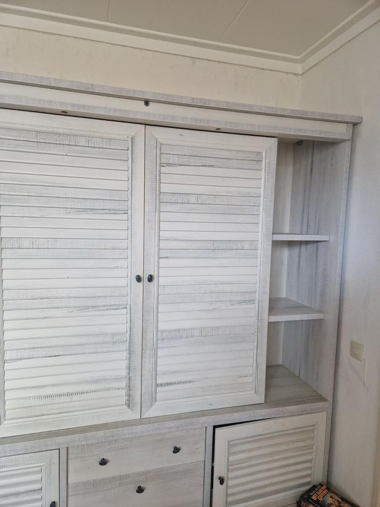 Witte landelijke kast met louvredeuren en lades, Ophalen, Gebruikt