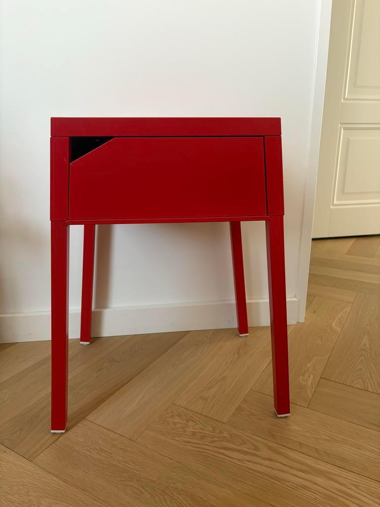 IKEA SELJE Nachtkastje - Rood metaal, Huis en Inrichting, Slaapkamer | Nachtkastjes, Ophalen, Minder dan 45 cm, Metaal of Aluminium