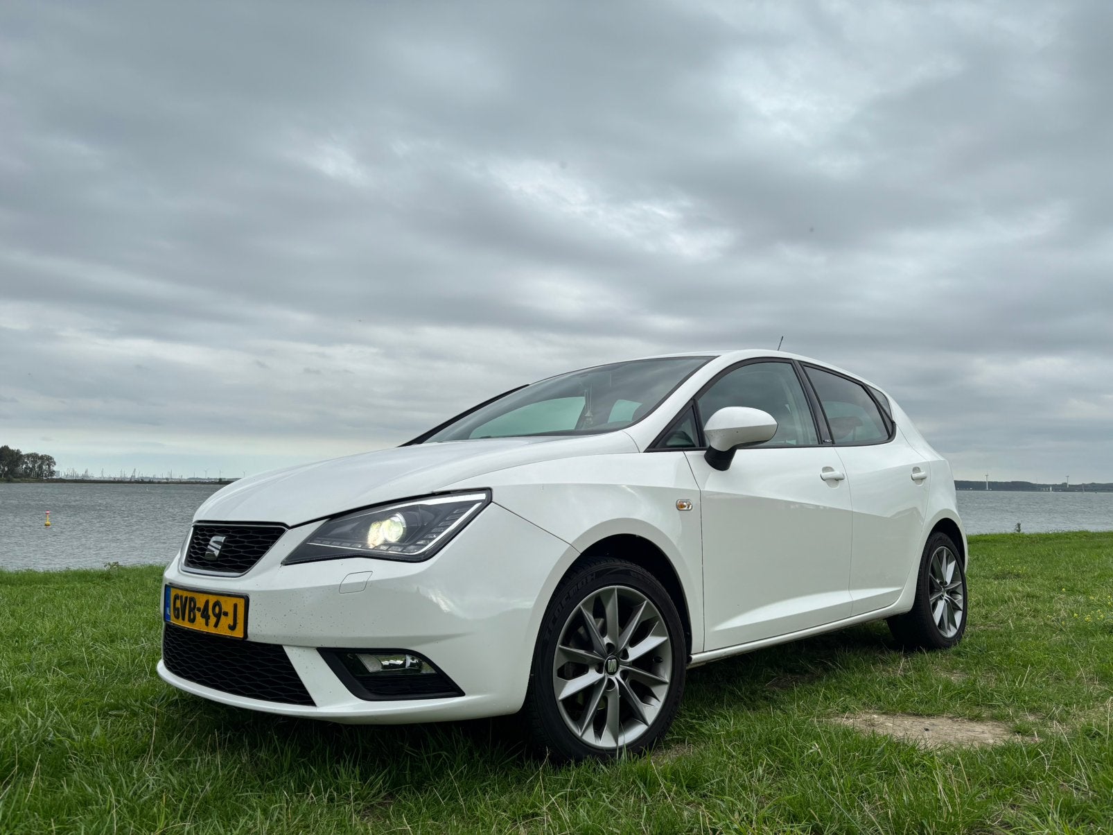 Seat Ibiza 1.2 TSI 77KW 5DRS 2015 Wit, Voorwielaandrijving, Zwart, 990 kg, Leder en Stof