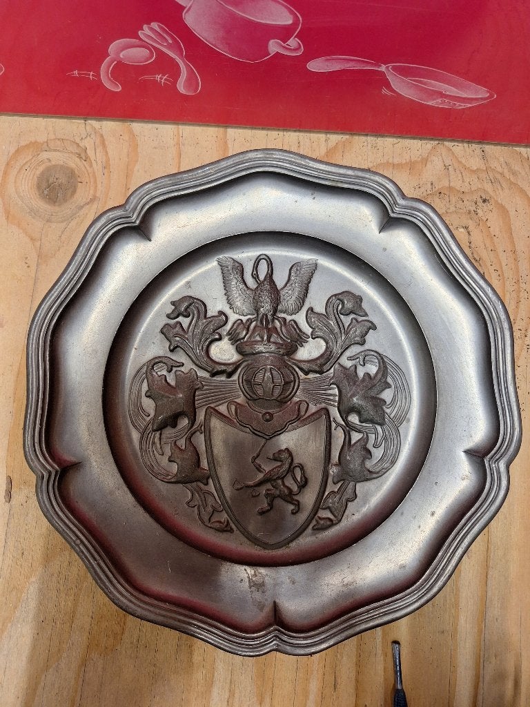 Set van 2 Vintage Tin Platen met Emblemen, Ophalen