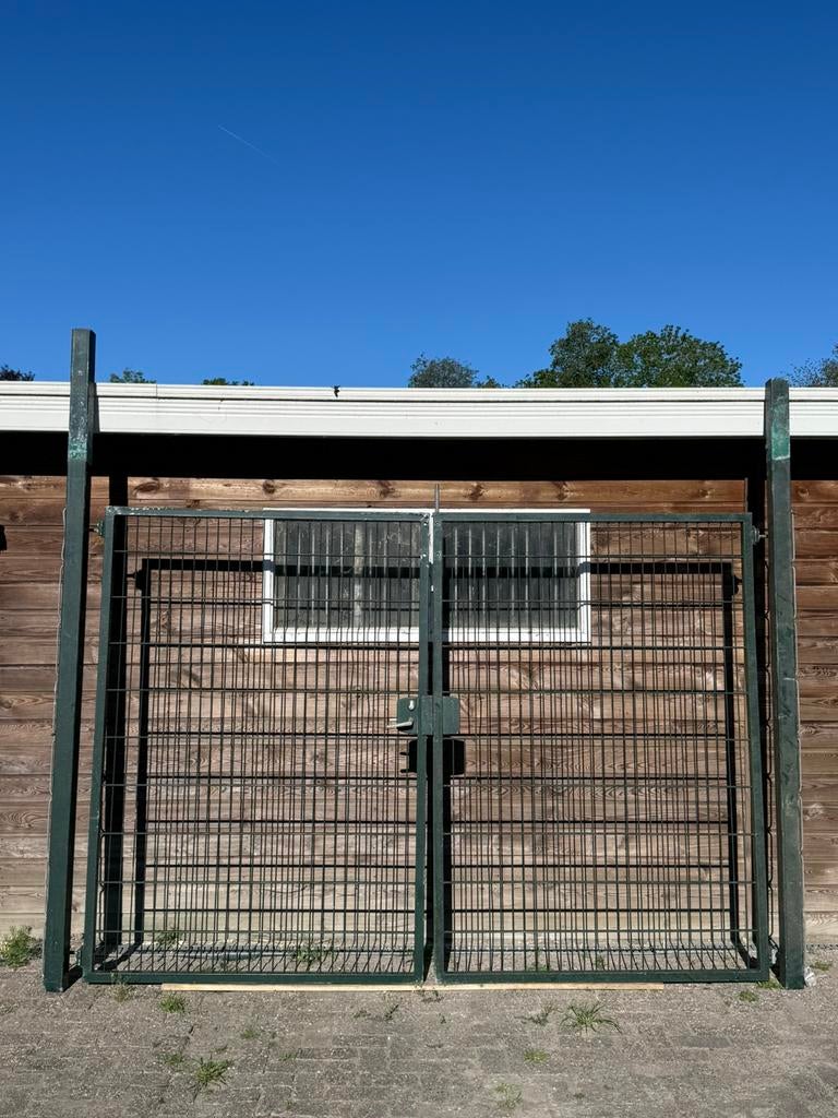 Nette dubbelstaafsmat poort, Ophalen, Zo goed als nieuw, 150 tot 200 cm, Hout
