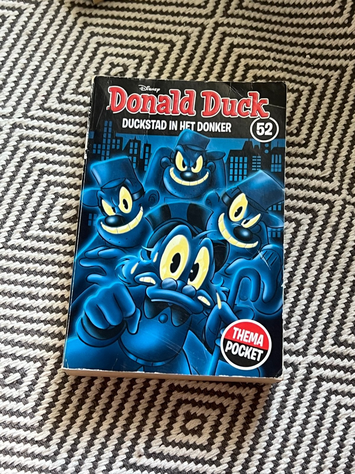 Donald Duck Duckstad in het Donker - Themapocket 52, Eén stripboek, Ophalen of Verzenden, Gelezen