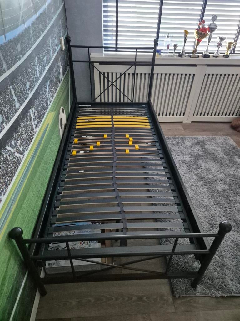 Compleet 1 persoons bed met bodem!, Tweepersoons, Zo goed als nieuw, Hout, 140 cm