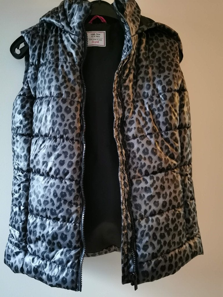 Zwart grijze body warmer met panterprint, Ophalen of Verzenden, Zo goed als nieuw, Meisje, Jas