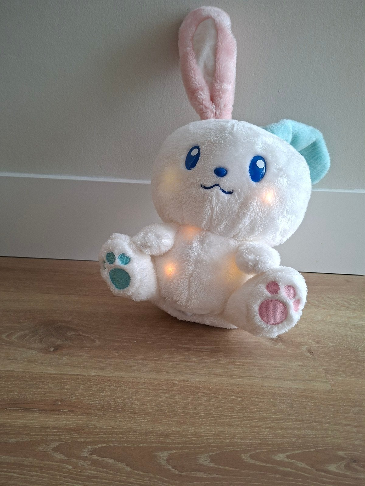 Schattig wit konijn knuffel met lichtjes en geluid, Kinderen en Baby's, Met licht, Konijn, Ophalen of Verzenden, Zo goed als nieuw