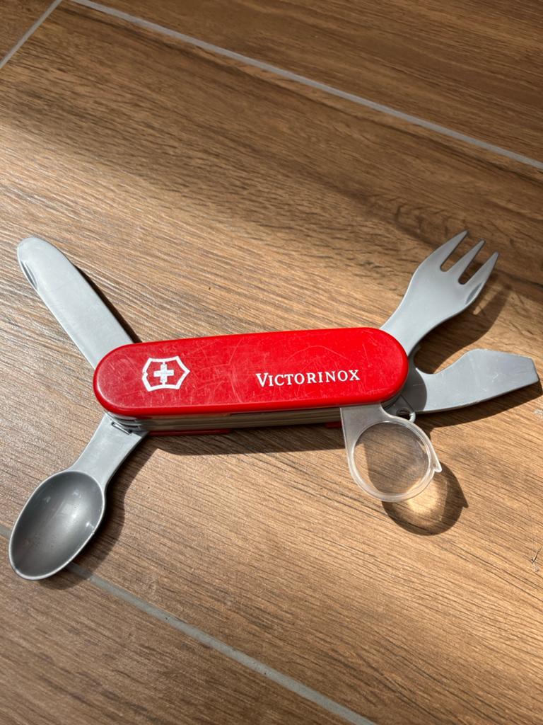 Victorinox Speelgoed Zakmes met Bestek en Vergrootglas, Ophalen, Zo goed als nieuw