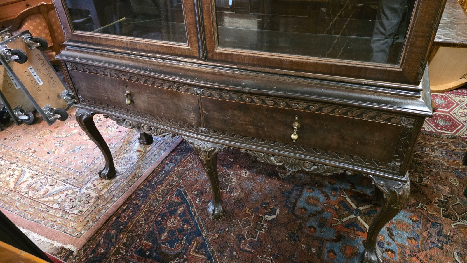 Notenhouten Engelse vitrine, Ophalen
