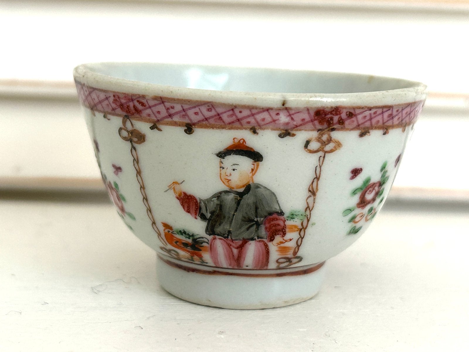 Antiek 18e eeuws Qianlong poreleinen Chinese kom met figuren, Antiek en Kunst, Antiek | Porselein, Ophalen