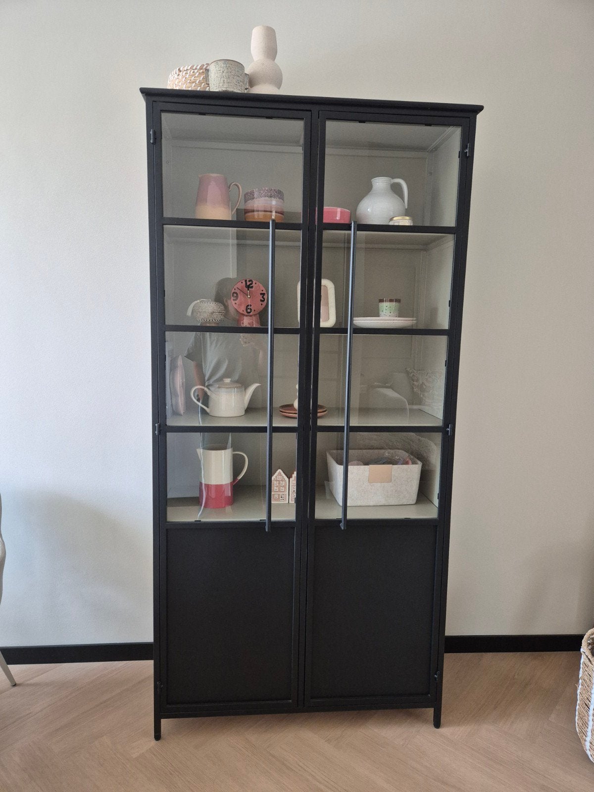 Woood Exhibit XL 2-deurs vitrinekast/buffetkast Zwart metaal, Huis en Inrichting, Kasten | Vitrinekasten, Ophalen, Met deur(en)
