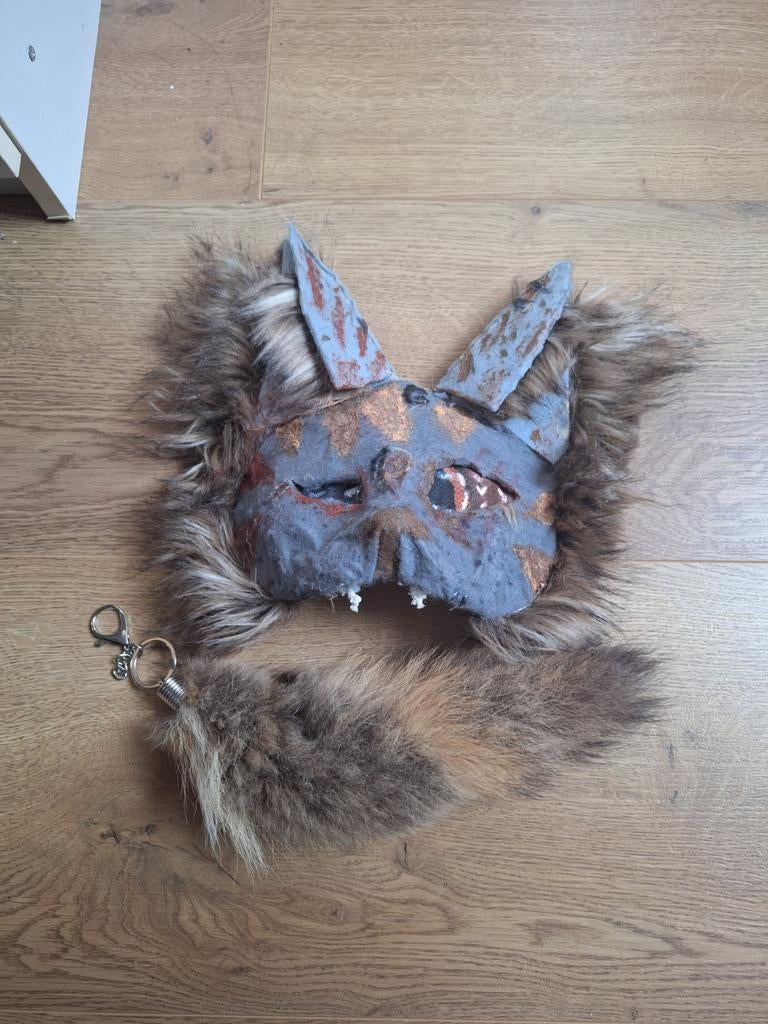 Uniek handgemaakt Therian masker met nepbont, Ophalen of Verzenden, Zo goed als nieuw, Toneelattributen of Onderdelen