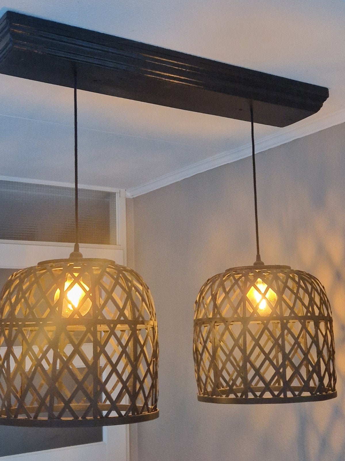 2 sets mooie zwarte hanglampen met plafondplaat, Ophalen, Zo goed als nieuw, Natuurlijk materiaal, E27 (groot)