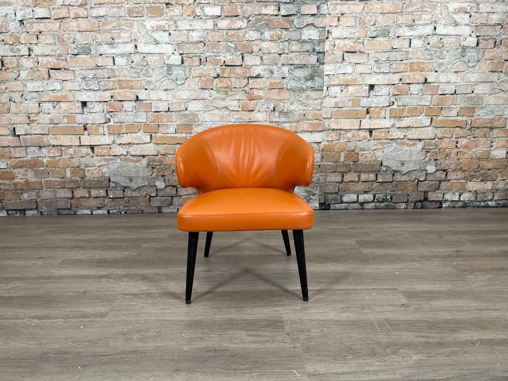 Minotti Aston oranje bij TheReSales, Huis en Inrichting, Overige kleuren, Ophalen of Verzenden, Zo goed als nieuw, Vijf, Zes of meer stoelen