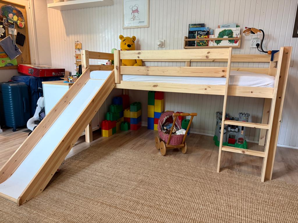 Halfhoogslaper 90x200 met glijbaan, Kinderen en Baby's, Kinderkamer | Stapelbedden en Hoogslapers, Ophalen, Zo goed als nieuw