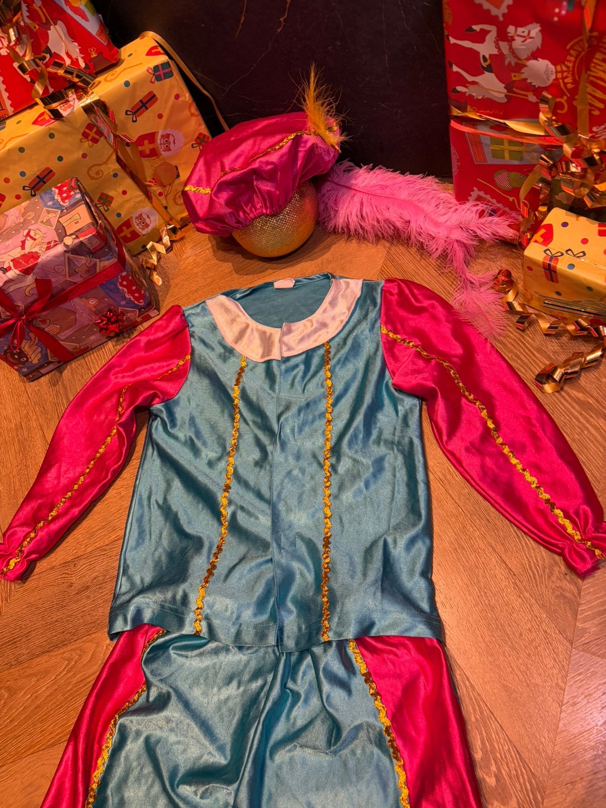Pietenpak maat 110 roze blauw set compleet sinterklaas, Diversen, Sinterklaas, Ophalen of Verzenden, Zo goed als nieuw