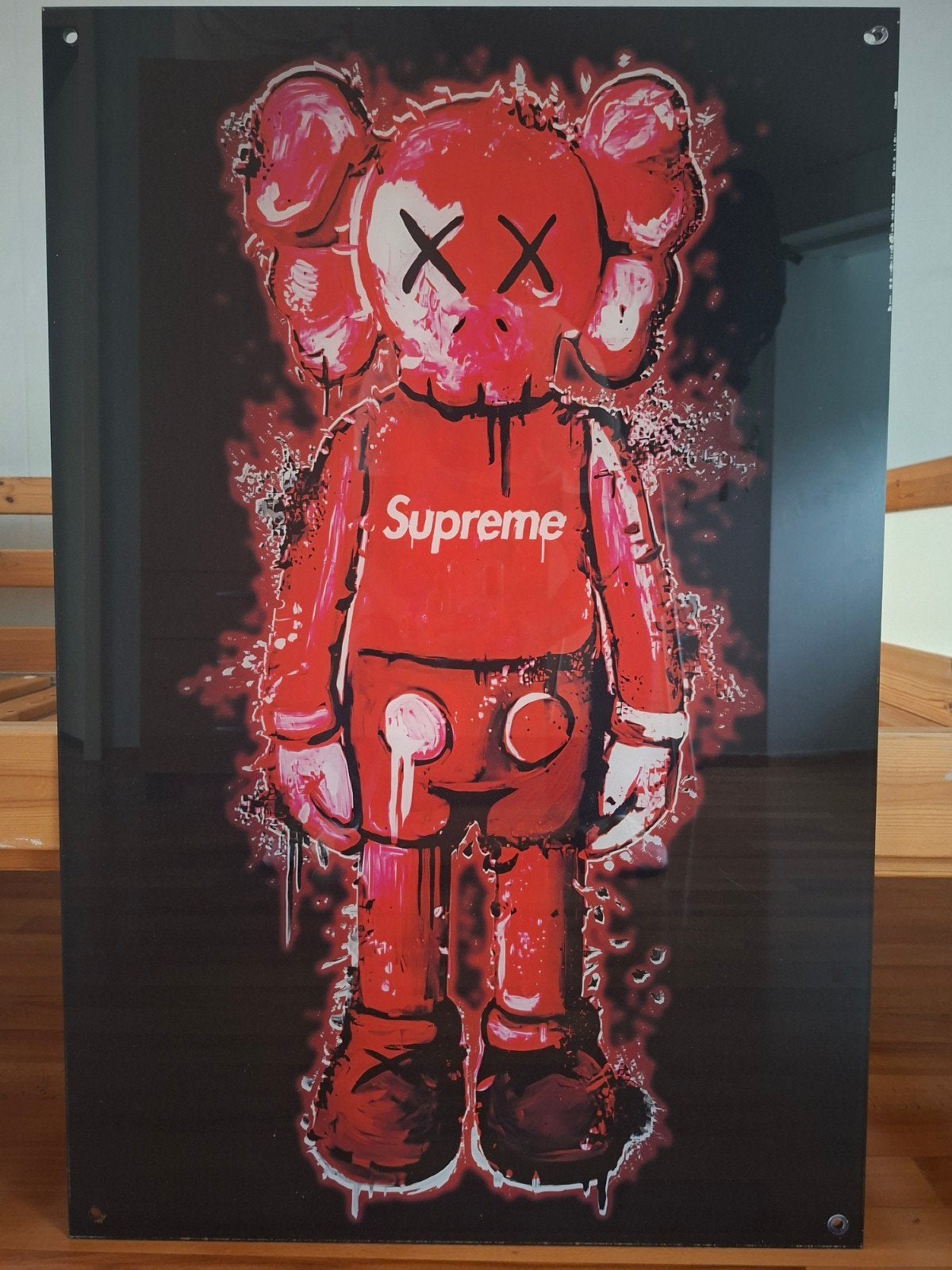 Stoere KAWS x Supreme Plexiglas Poster / Wanddecoratie (Rood, Figuren, Kunststof, Ophalen of Verzenden, Collage