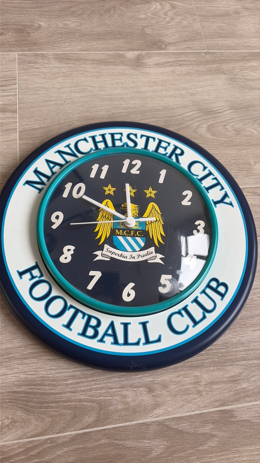 Manchester City FC Wandklok - Voetbalfan Must-Have, Analoog, Werkt op batterijen, Ophalen of Verzenden, Blauw