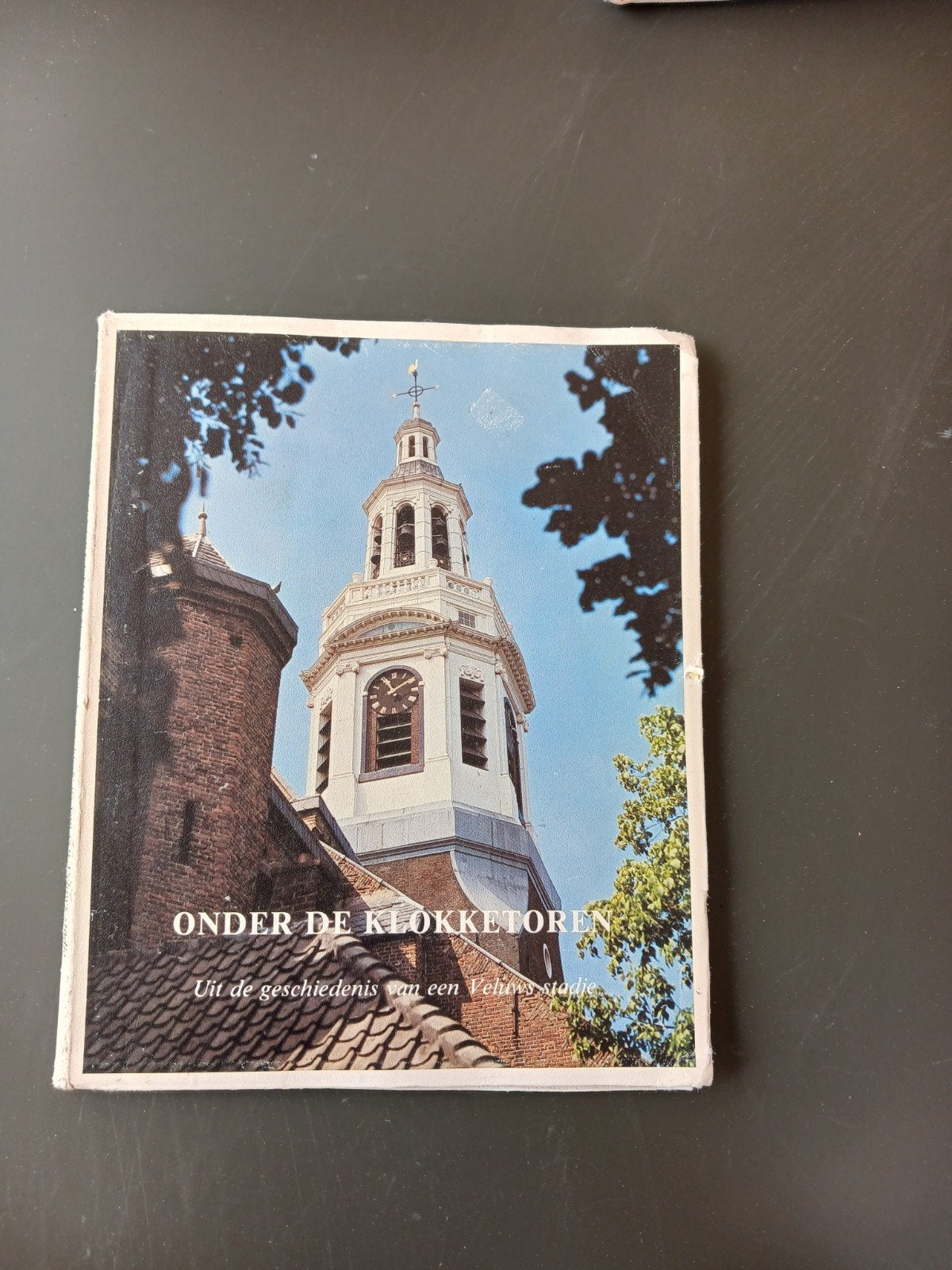 Onder de Klokkentoren - Geschiedenis van een Veluws stadje, Ophalen of Verzenden, 20e eeuw of later, Gelezen, Onbekend