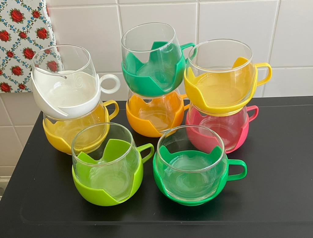 Vintage ‘70 theeglazen met gekleurde kunsstof houder, Ophalen of Verzenden, Huis en Inrichting