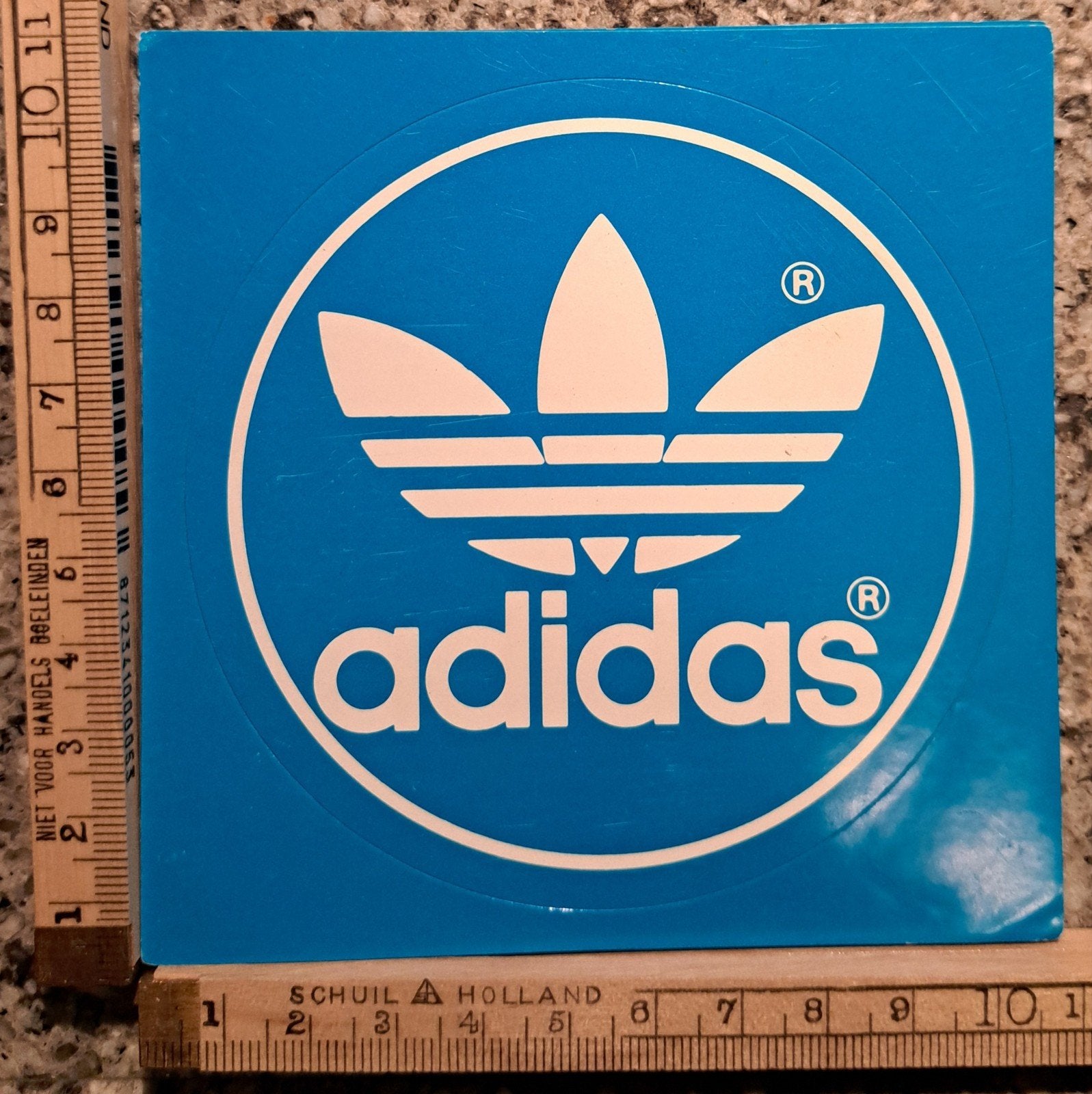 Vintage ronde ADIDAS logo merk sticker 10 cm doorsnede, Ophalen of Verzenden, Zo goed als nieuw