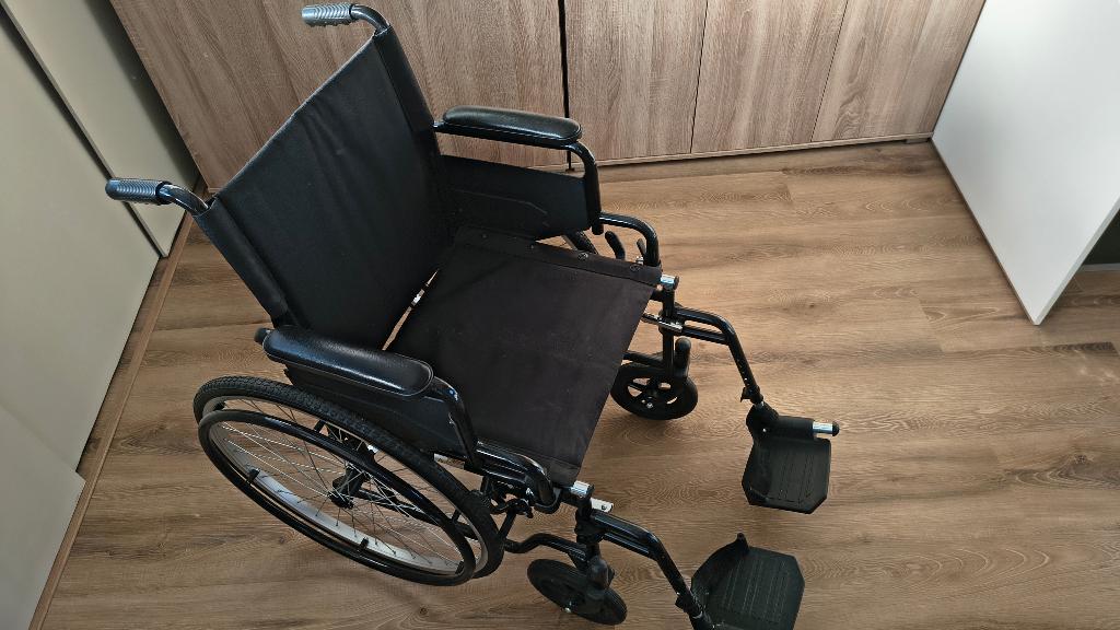 Rolstoel 45 cm breed met voetsteunen, Diversen, Rolstoelen, Ophalen, Inklapbaar, Zo goed als nieuw, Duwrolstoel