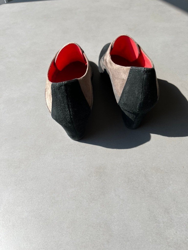 Zwart/taupe suède Pas de Rouge sleehakken, maat 40, Kleding | Dames, Overige kleuren, Verzenden, Overige typen, Zo goed als nieuw